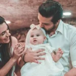 Serena, filha de Luan Santana e Jade Magalhães, começa a explorar novos sabores aos seis meses