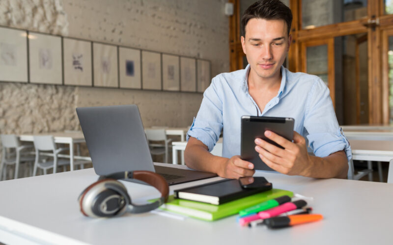 Jovem-lendo-livros-online.jpg